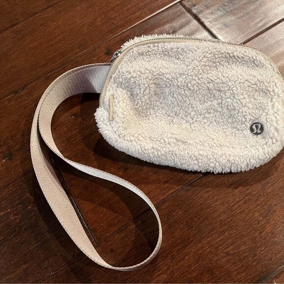 Lululemon Fleece Sherpa Cream Belt Bag - Picture 1 of 8